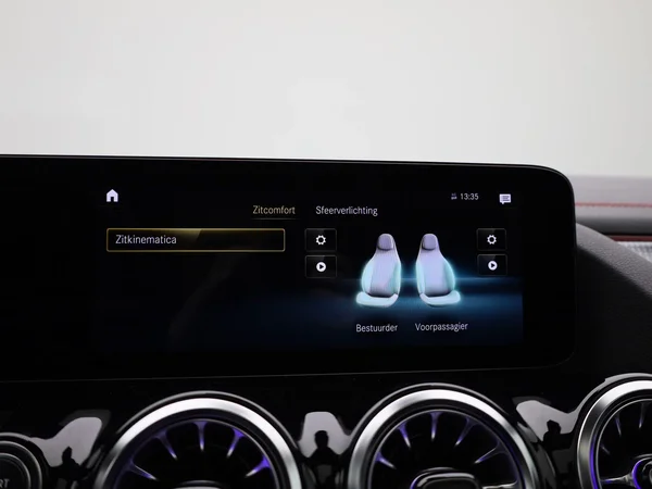 Mercedes-Benz EQA (2021) — foto 24 van 48