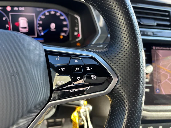 VOLKSWAGEN Tiguan (2020) — foto 13 van 22