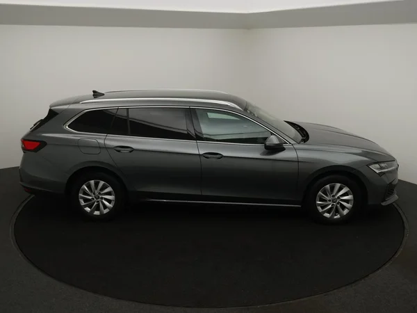 SKODA Superb SW (2025) — foto 2 van 31