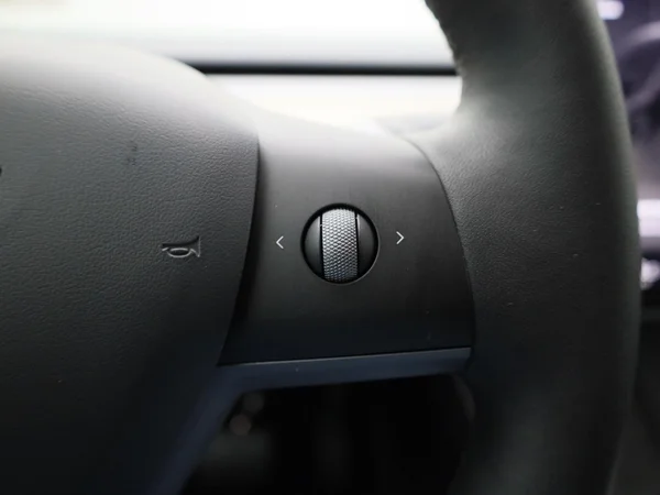 Tesla Model Y (2023) — foto 9 van 39