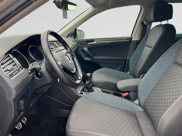 VOLKSWAGEN Tiguan (2020) — foto 14 van 18