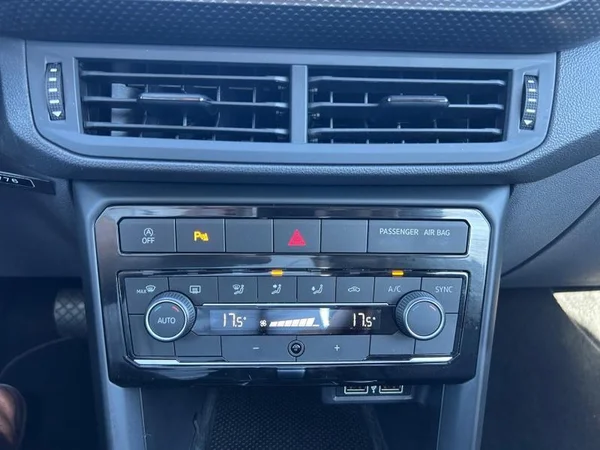 VOLKSWAGEN T-Cross (2020) — foto 14 van 31
