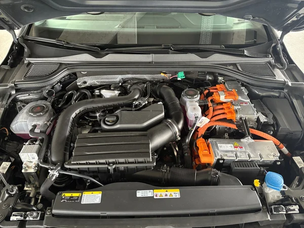 VOLKSWAGEN Golf VIII GTE (2025) — foto 21 van 24