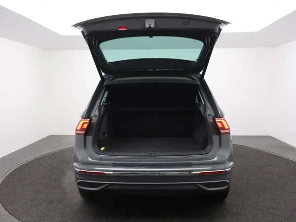 Volkswagen Tiguan (2021) — foto 12 van 29