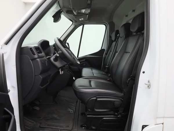 Renault Master (2023) — foto 3 van 40