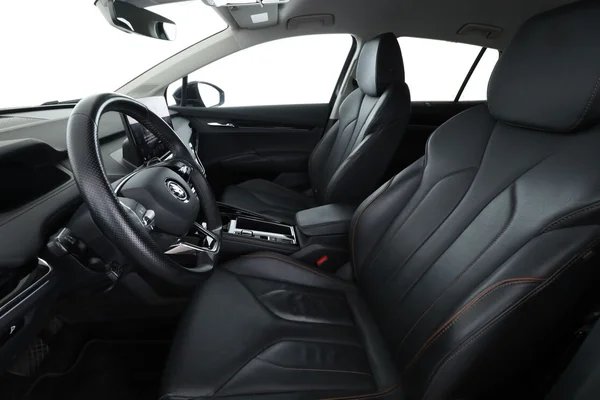 Skoda Enyaq (2021) — foto 2 van 17
