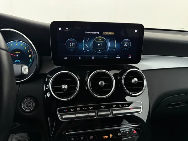 MERCEDES GLC 300 (2021) — foto 17 van 32