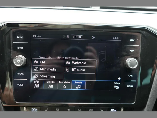 VOLKSWAGEN Passat GTE (2020) — foto 18 van 30