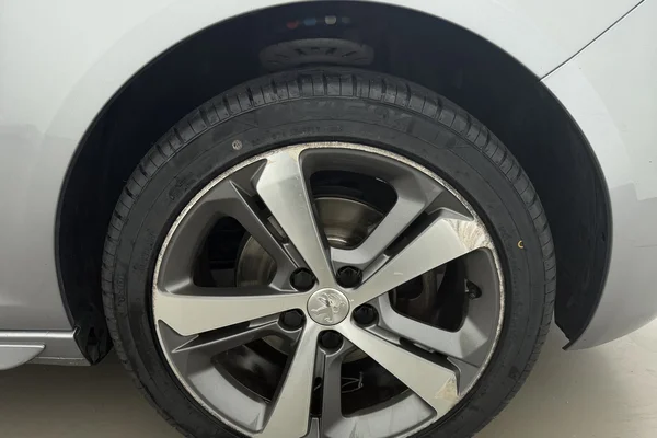 Peugeot 308 (2016) — foto 14 van 22