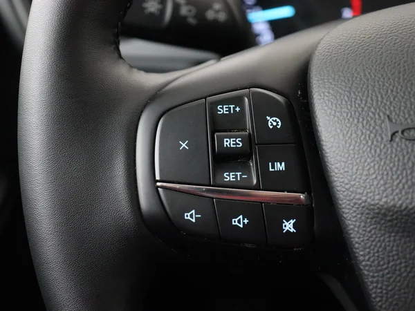 FORD Kuga (2024) — foto 9 van 28