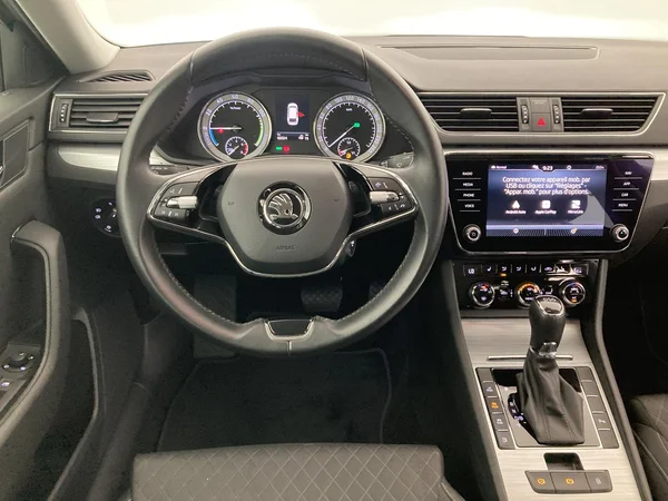 SKODA Superb SW PHEV (2020) — foto 13 van 36