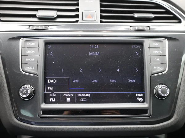 VOLKSWAGEN Tiguan (2017) — foto 3 van 23
