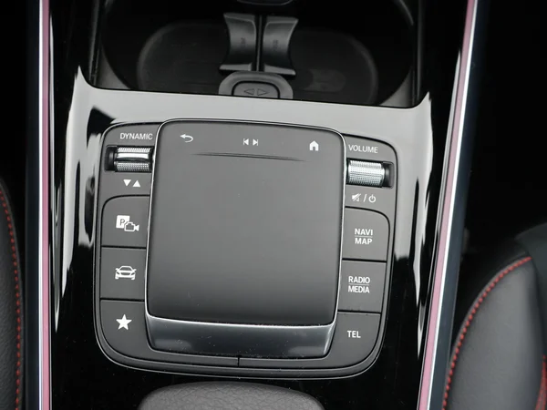 MERCEDES-BENZ GLA 200 (2022) — foto 16 van 29