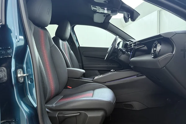Alfa Romeo Junior (2025) — foto 15 van 17