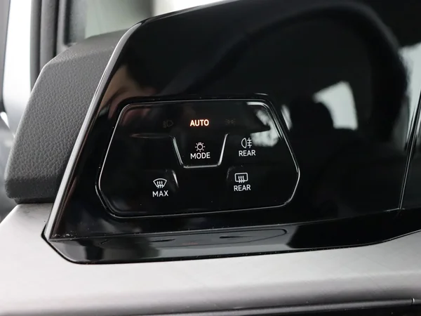 VOLKSWAGEN Golf (2024) — foto 18 van 27