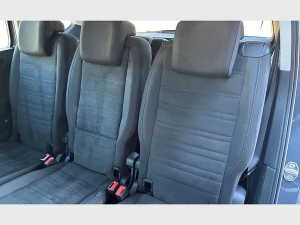 Volkswagen Touran (2023) — foto 5 van 21