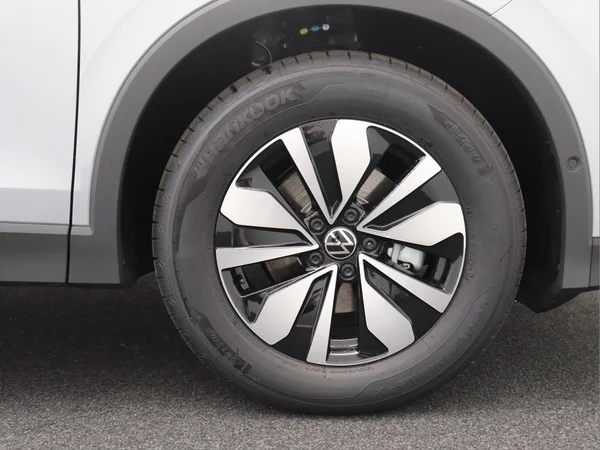 VOLKSWAGEN Tiguan (2026) — foto 13 van 15