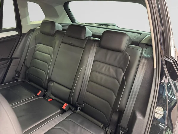 VOLKSWAGEN Tiguan (2018) — foto 10 van 24