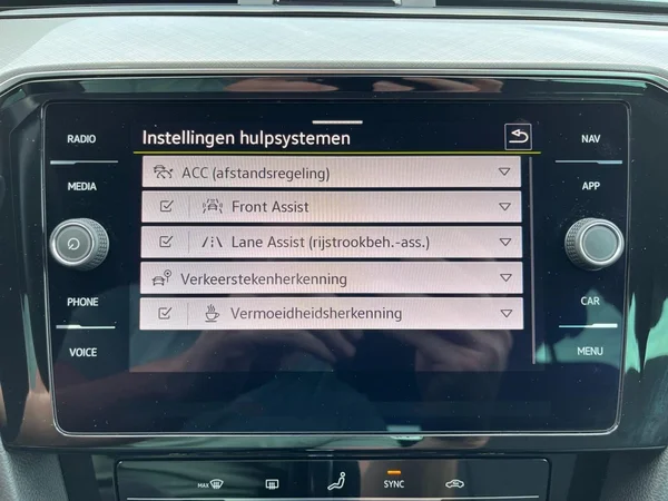 VOLKSWAGEN Passat Variant (2024) — foto 7 van 23