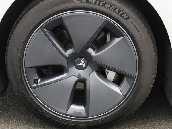 Tesla Model 3 (2023) — foto 9 van 42