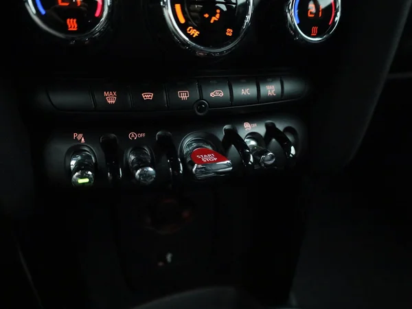 MINI One (2022) — foto 16 van 35