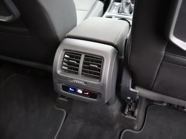 VOLKSWAGEN Touran (2022) — foto 13 van 29