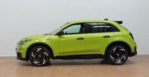 Abarth 600e (2025) — foto 30 van 32