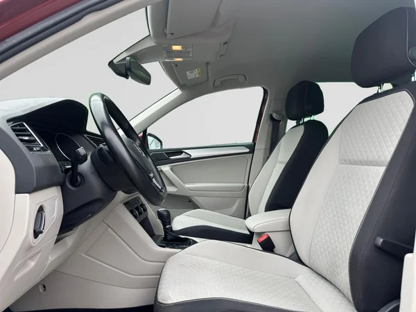 VOLKSWAGEN Tiguan (2016) — foto 2 van 16