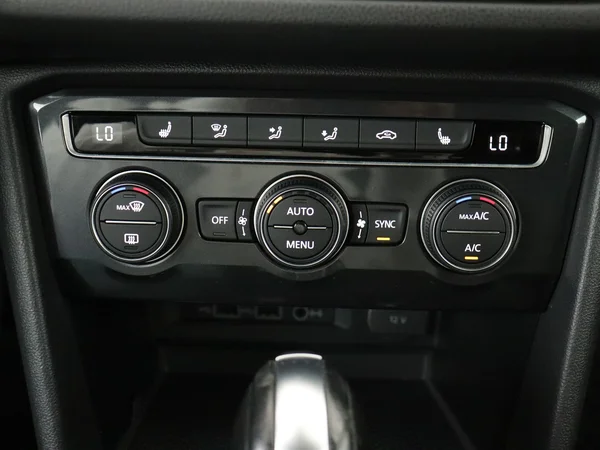 VOLKSWAGEN Tiguan (2019) — foto 16 van 28