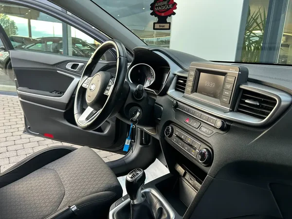 Kia Ceed (2019) — foto 2 van 17