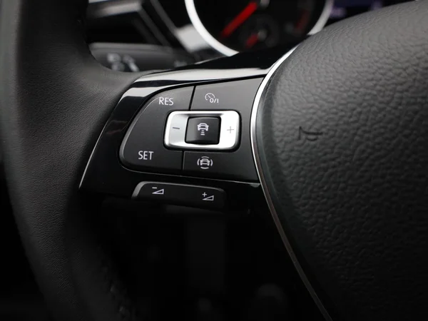 VOLKSWAGEN Touran (2022) — foto 8 van 21