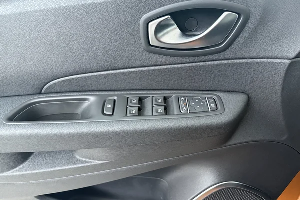 Renault Captur (2020) — foto 8 van 18