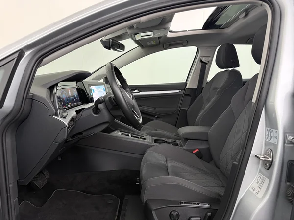 VOLKSWAGEN Golf (2021) — foto 2 van 30
