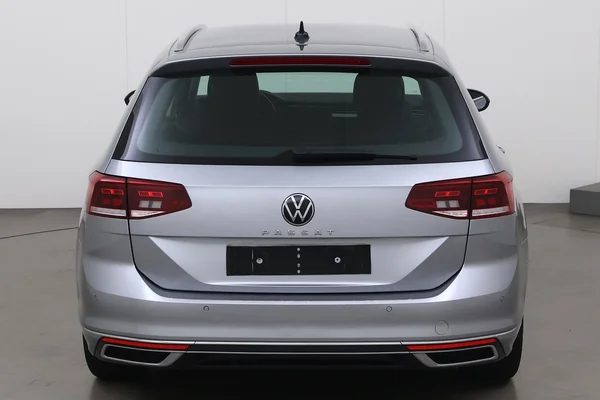 Volkswagen Passat SW (2023) — foto 18 van 23