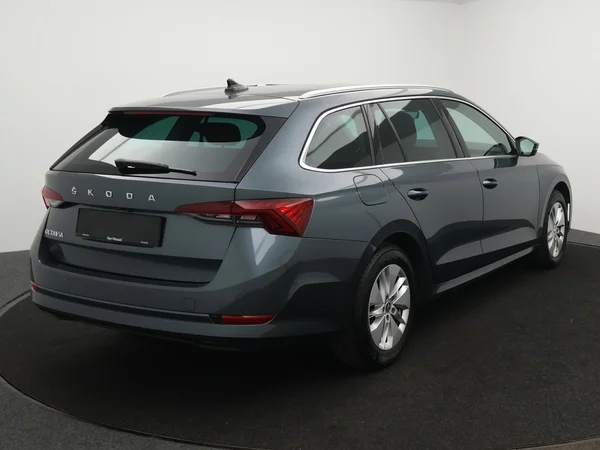 SKODA Octavia Combi (2022) — foto 12 van 23