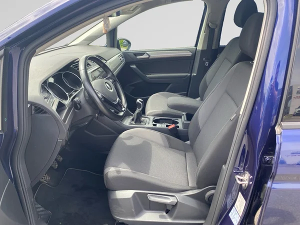 VOLKSWAGEN Touran (2022) — foto 2 van 19