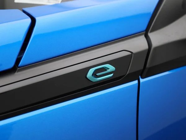 Peugeot e-2008 (2022) — foto 9 van 42