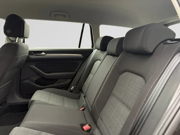 VOLKSWAGEN Passat Variant (2021) — foto 13 van 24