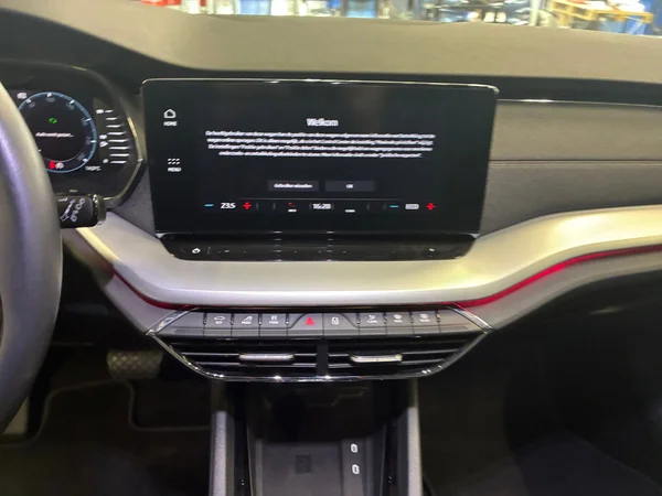 SKODA Octavia Combi (2024) — foto 3 van 24