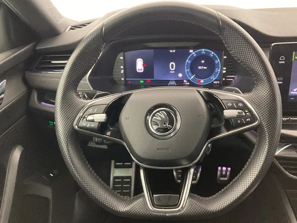 SKODA Enyaq (2022) — foto 6 van 37