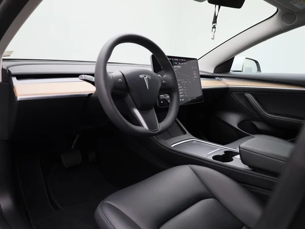 Tesla Model 3 (2023) — foto 28 van 44