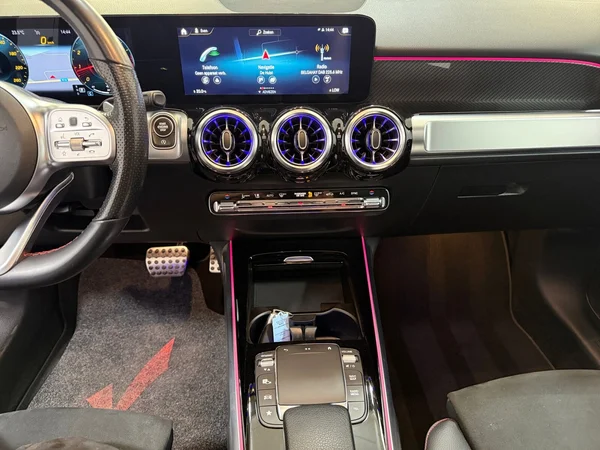Mercedes-Benz GLB-180 (2021) — foto 13 van 31