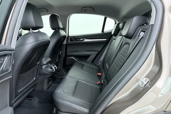 Alfa Romeo Stelvio (2017) — foto 21 van 22