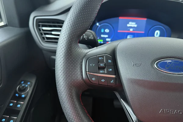Ford Kuga FHEV (2025) — foto 6 van 22