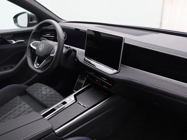 VOLKSWAGEN Passat SW (2024) — foto 15 van 21