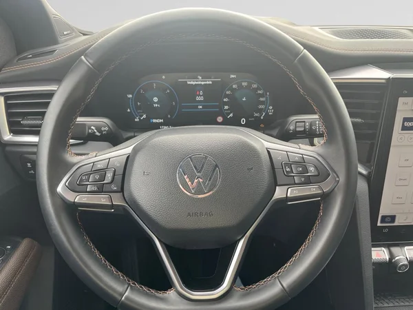 VOLKSWAGEN Amarok Double Cab Dsl (2025) — foto 2 van 20