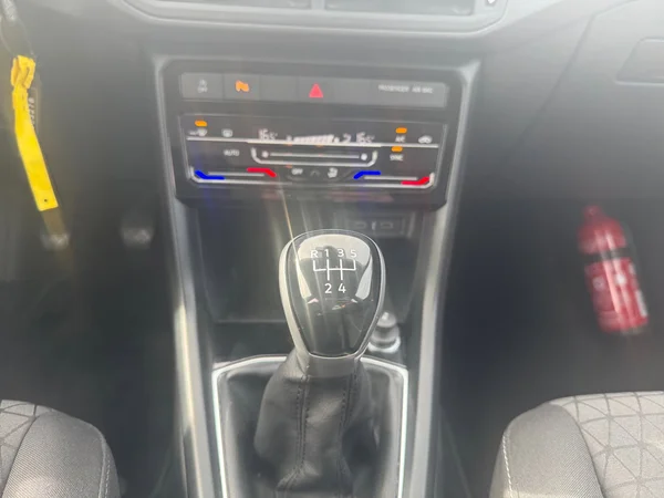 VOLKSWAGEN T-Cross (2023) — foto 2 van 17