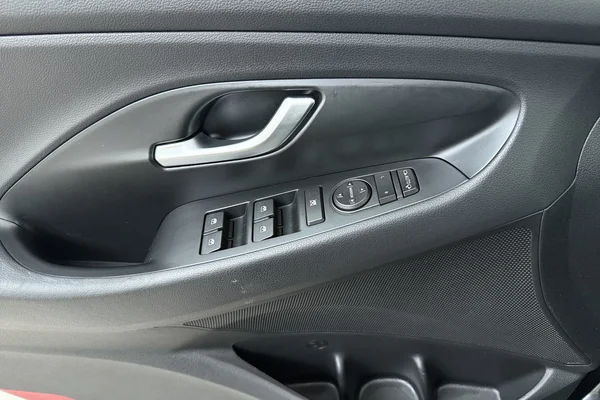 Hyundai i30 (2019) — foto 8 van 24