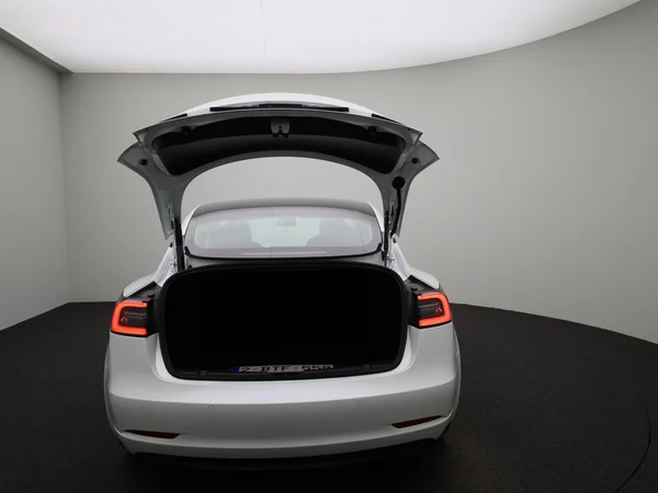 Tesla Model 3 (2022) — foto 3 van 40