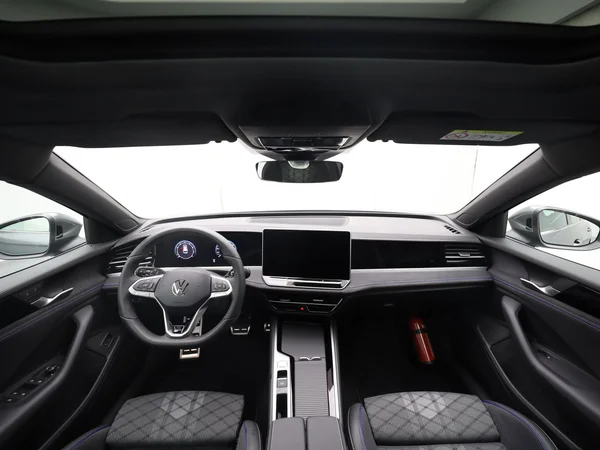 VOLKSWAGEN Passat SW (2024) — foto 8 van 21